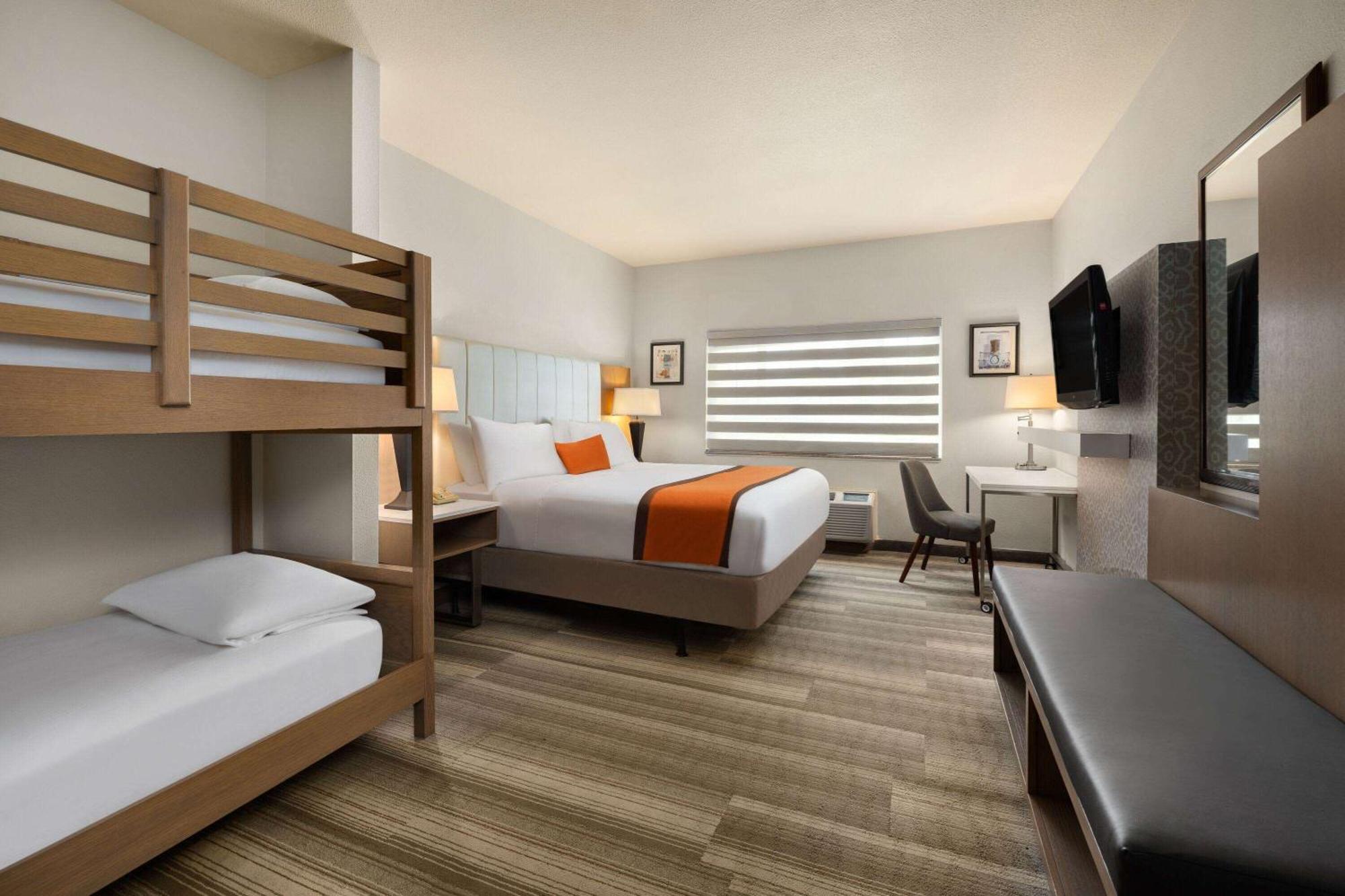 Hotel Marguerite South Anaheim - Garden Grove, Trademark Collection By Wyndham Exterior photo