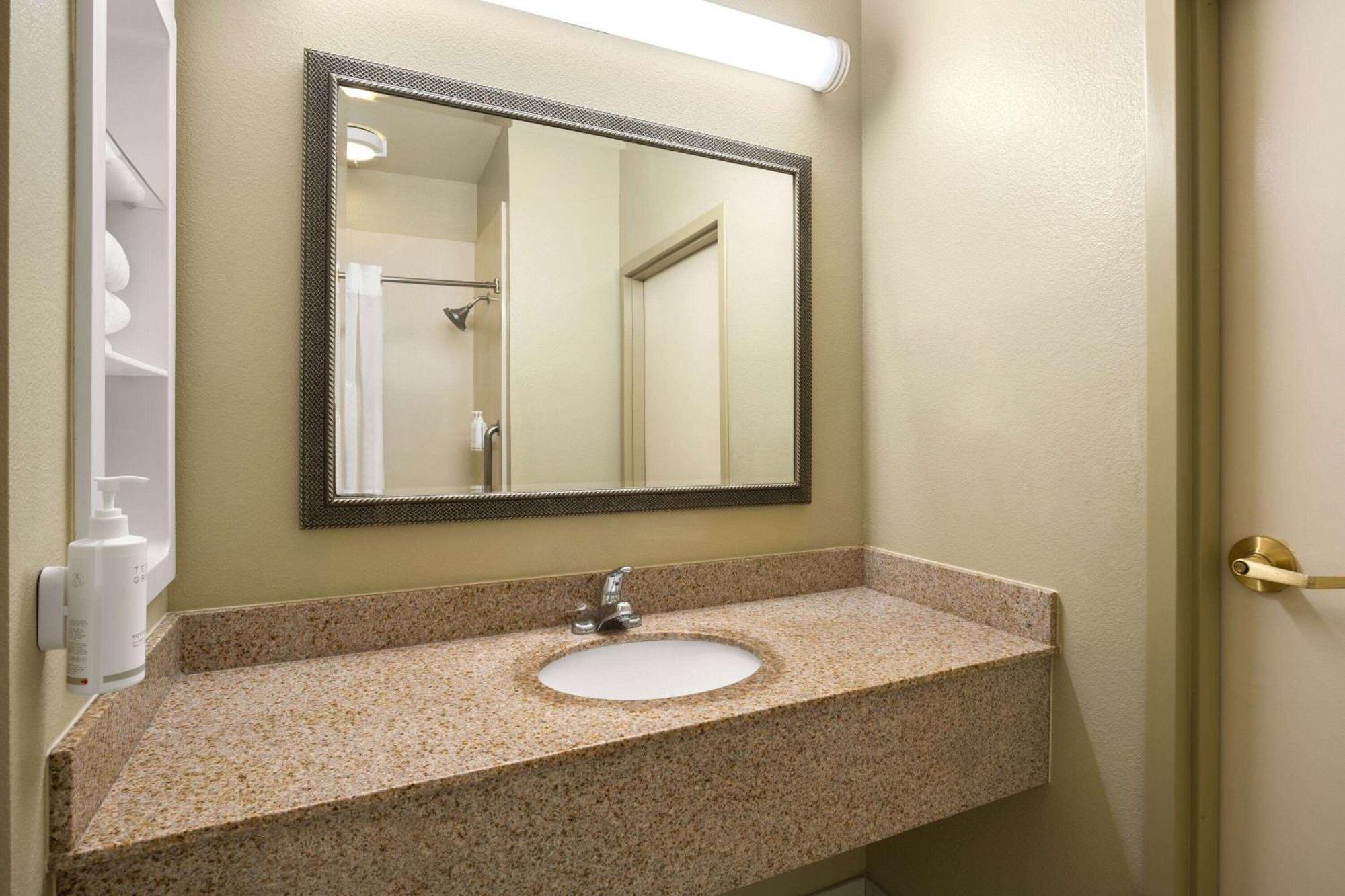 Hotel Marguerite South Anaheim - Garden Grove, Trademark Collection By Wyndham Exterior photo
